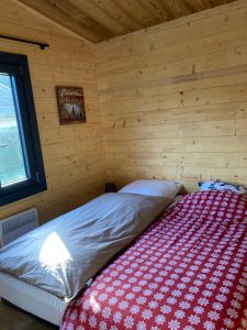 image interieur du chalet deux lit simple
