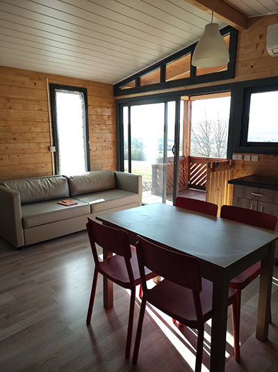 image interieur du chalet salle a manger