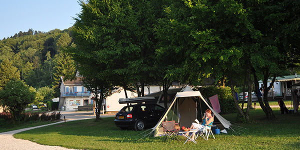 tante devant l'entré du camping
