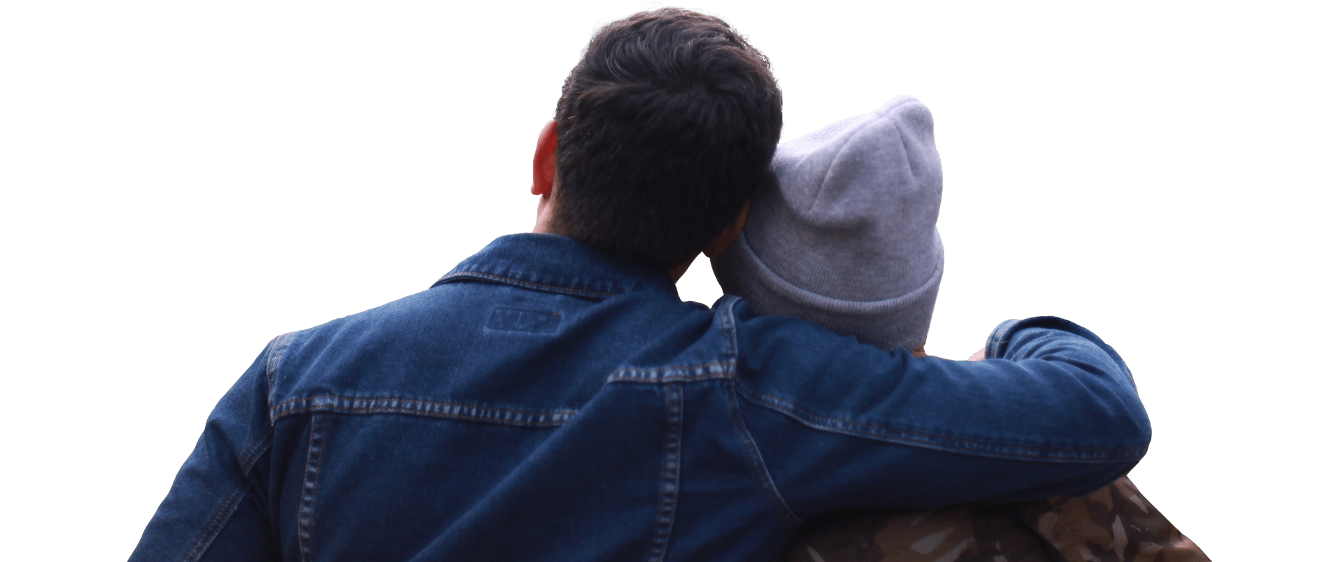 image d'un couple s'entrelaçant devant un paysage
